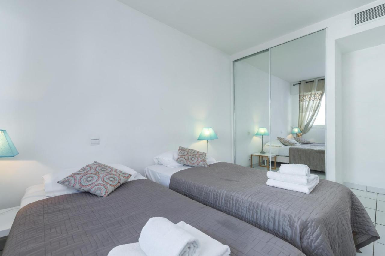 Bright Two Bedroomed Apartment On The Beach In Cannes With Huge Terrace With Fabulous Sea Views - 2001 Екстериор снимка